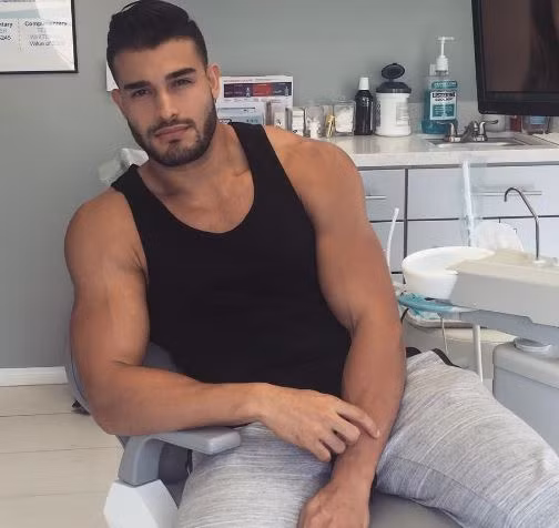 Đặc biệt vào năm đó, anh được mời đóng video ca nhạc Slumber Party của Britney Spears. Đây chính là cơ duyên giúp Sam và ngôi sao nhạc pop nảy nở mối tình lãng mạn.