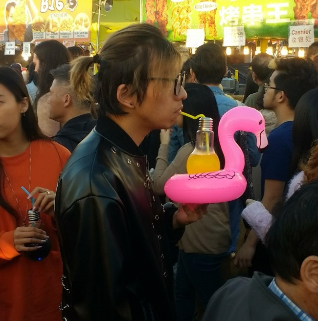 Nước uống được phục vụ trong bóng đèn.