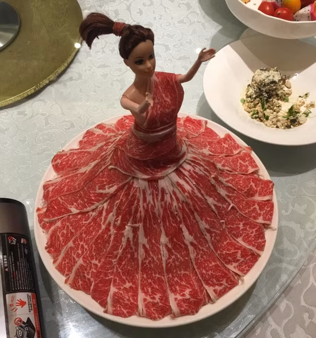 Món "thiếu nữ cuốn thịt bò thái lát".