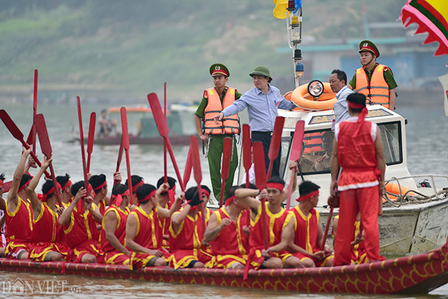 Bộ phận an ninh nhắc nhở 4 đội lọt vào vòng chung kết xếp hàng bằng nhau, mỗi đội cách nhau 7m theo chiều ngang để đảm bảo cự ly.