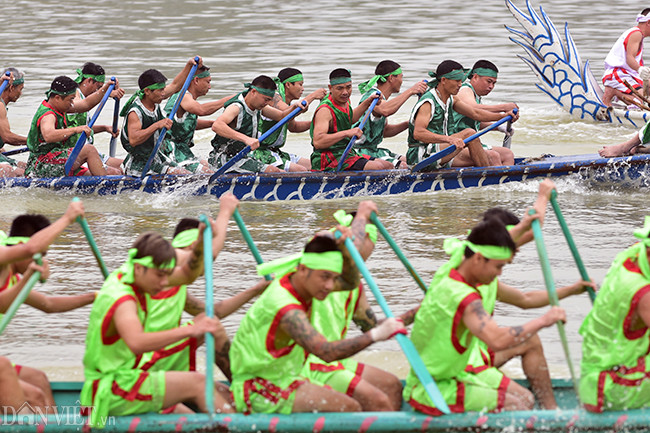 Ngay từ điểm xuất phát các đội đã có sự cạnh tranh khốc liệt. Các tay chèo ghì nhau từng mét, tuy nhiên sự bứt phá nổi trội vẫn thuộc về hai đội Bạch Hạc 1 và Bạch Hạc 2.