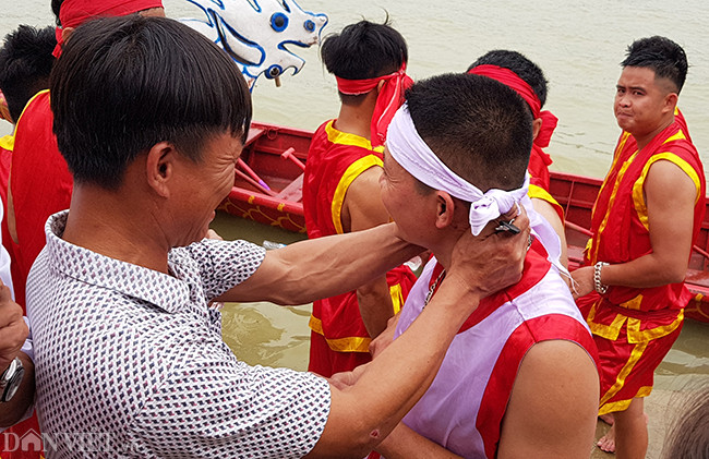 Nhiều khán giả chia vui cùng các thành viên đội Bạch Hạc 1. Ngoài giải thưởng của Ban tổ chức lễ hội, đội Bạch Hạc 1 còn được nhiều mạnh thường quân thưởng tiền mặt.