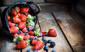 Các loại quả mọng: Chất xơ trong các loại quả mọng như việt quất, mâm xôi, dâu tây... giúp giảm táo bón bằng cách làm mềm phân. Hãy bổ sung các loại quả mọng vào sữa chua hoặc dùng chúng để làm sinh tố để điều trị táo bón hiệu quả tại nhà.