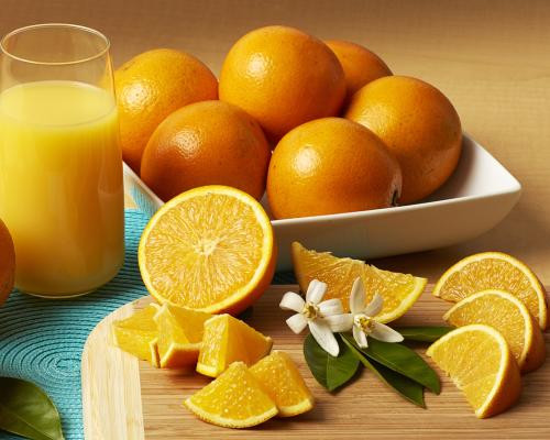 Cam chứa nhiều vitamin C và chất xơ, giúp làm giảm táo bón hiệu quả. Một số nghiên cho thấy, hàm lượng naringenin dồi dào trong cam có tác dụng như thuốc nhuận tràng.