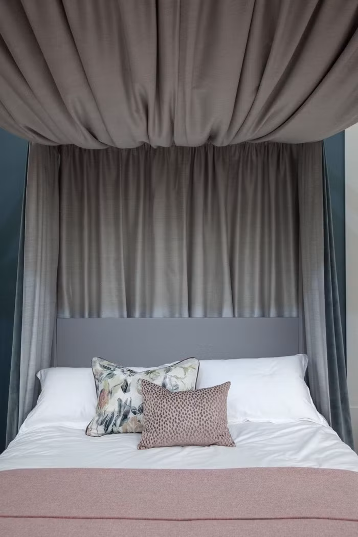 Sơn các bức tường trong phòng ngủ với tông màu kem, nâu đất sẽ tạo nên cảm giác ấm cúng và giúp thu hút được nguồn năng lượng tích cực vào trong ngôi nhà.