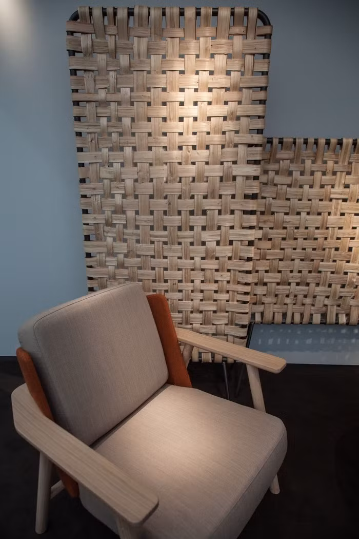 Bên cạnh đó, bạn cũng có thể treo thêm một số tác phẩm nghệ thuật có cùng tông màu với sơn tường và các loại nội thất khác trong phòng khách. Bạn nên treo tranh theo tỷ lệ tương xứng ví dụ tranh nhỏ cho những bức tường hẹp, tranh lớn treo trên những bức tường lớn.