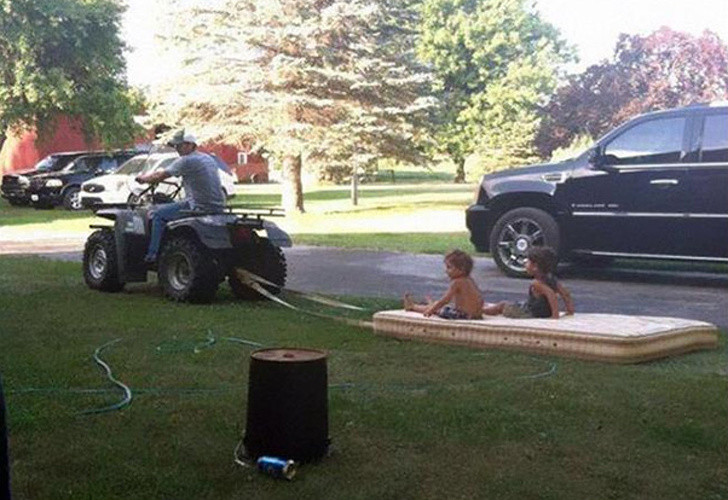 Bố luôn có cách sáng tạo để chơi đùa cùng con.