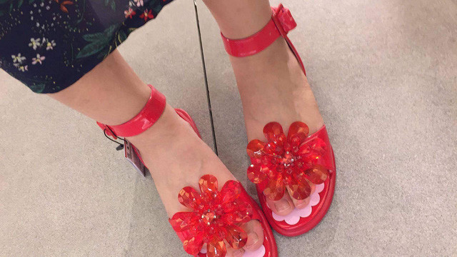 Nhưng mang vào chân người thường thì độ xinh vơi mất 90%.