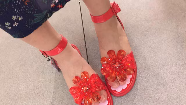 Nhưng mang vào chân người thường thì độ xinh vơi mất 90%.