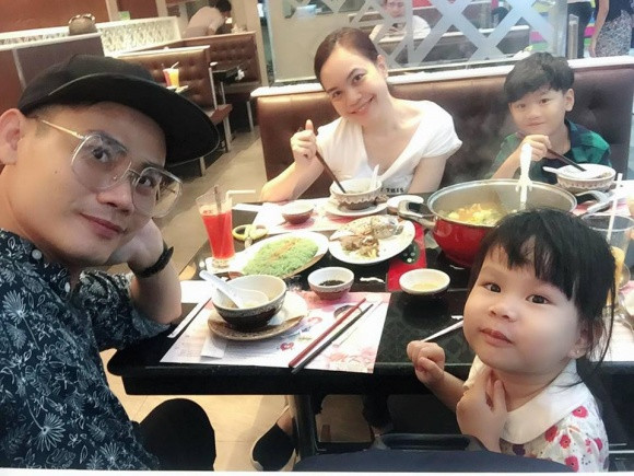 Hiện tại, cuộc sống của vợ chồng Hồng Phúc và các con vô cùng vui vẻ, hạnh phúc.