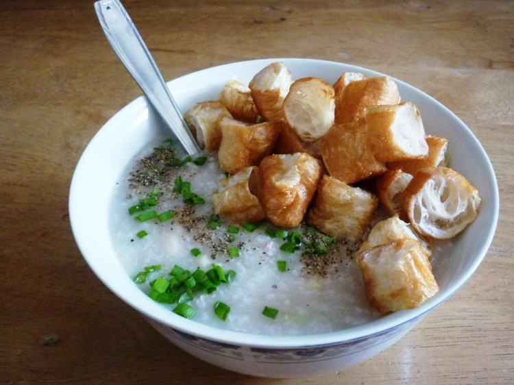 Món cháo Congee của người Trung Quốc được nấu từ một loại gạo thơm và ăn kèm với quẩy hay các loại gia vị khác để tăng hương vị.