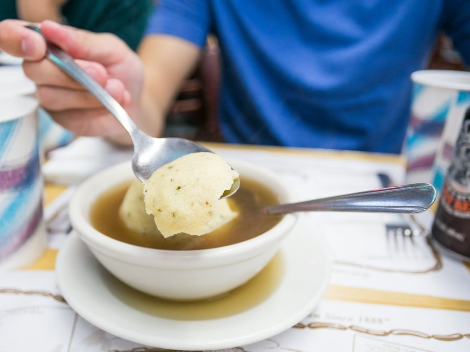 Súp bóng Matzo của Israel được làm từ bột mì và trứng matzo.