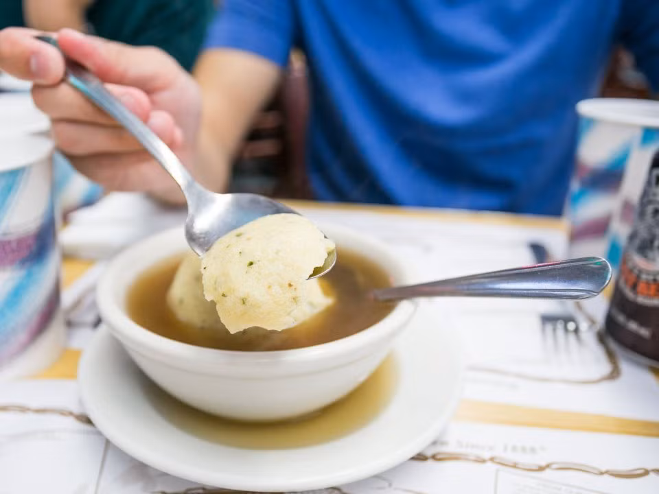 Súp bóng Matzo của Israel được làm từ bột mì và trứng matzo.