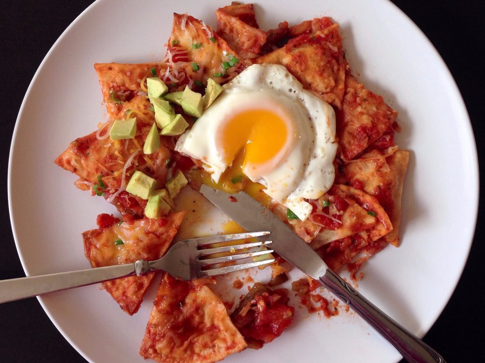 Chilaquiles là món ăn truyền thống của Mexico. Món bánh ngô giòn này được cắt thành từng miếng nhỏ, ăn kèm với sốt salsa hơi cay.