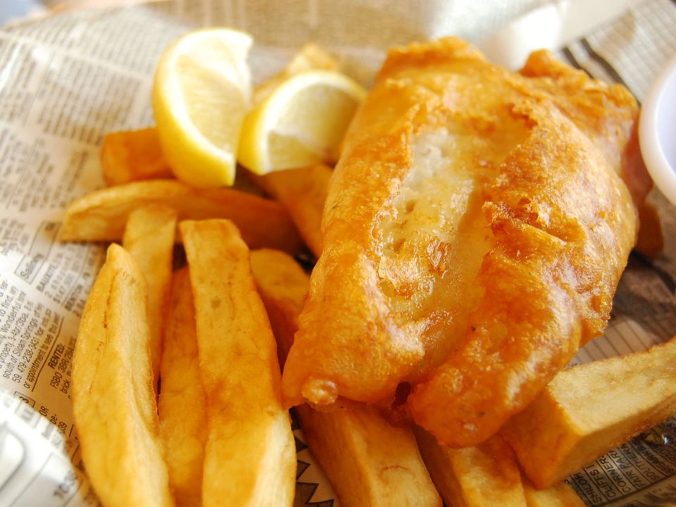 Cá và khoai tây chiên ăn kèm sốt kem là món ăn phổ biến của Anh.