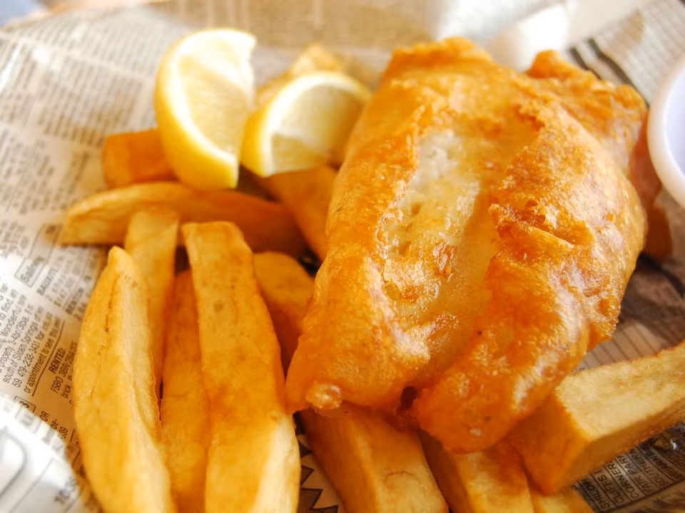 Cá và khoai tây chiên ăn kèm sốt kem là món ăn phổ biến của Anh.