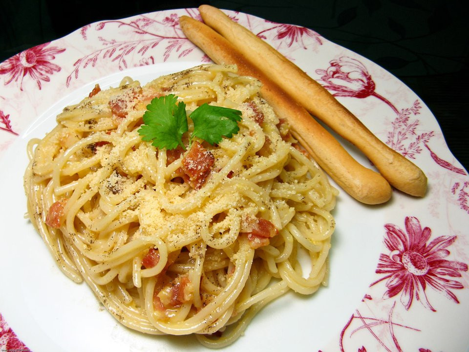 Món mì spaghetti hết sức nổi tiếng của Ý thường được ăn kèm thịt xông khói giòn, dầu ô liu, lòng đỏ trứng béo và phô mai Parmesan hấp dẫn.