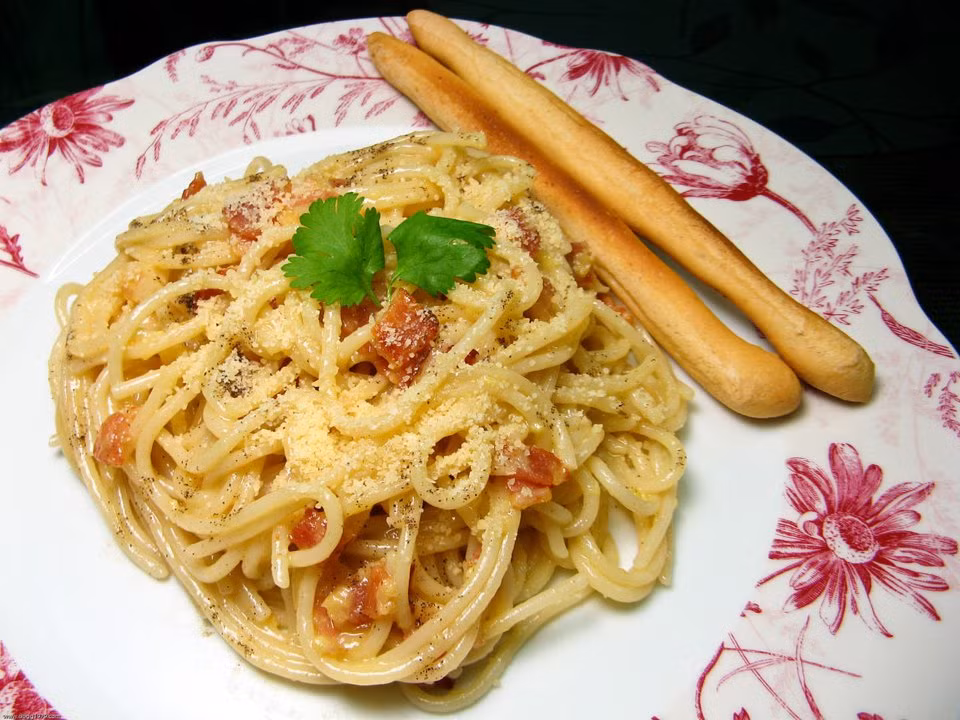 Món mì spaghetti hết sức nổi tiếng của Ý thường được ăn kèm thịt xông khói giòn, dầu ô liu, lòng đỏ trứng béo và phô mai Parmesan hấp dẫn.
