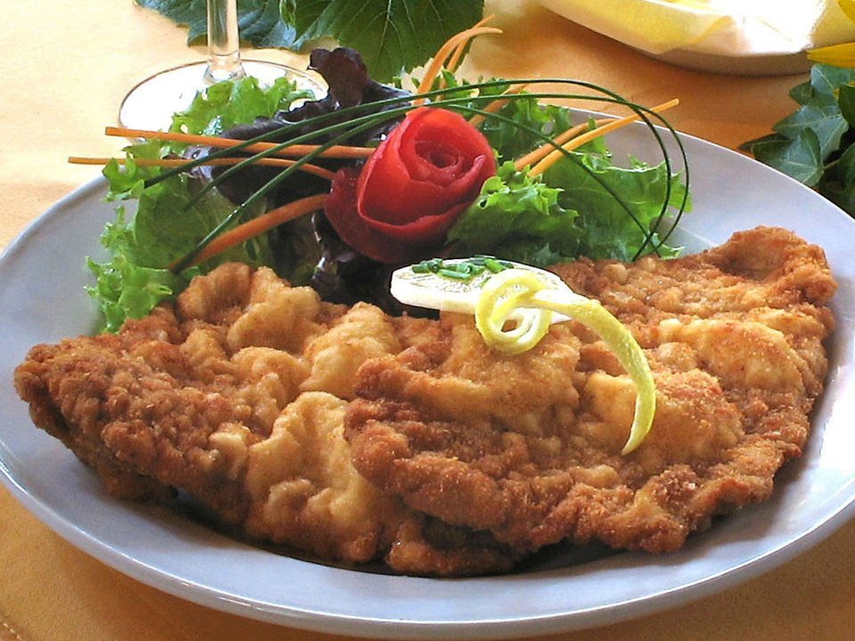 Wiener schnitzel, món ăn quốc gia của Áo, bao gồm thịt thỏ non, thịt lợn thái mỏng (thường là thịt bê) được chiên giòn.
