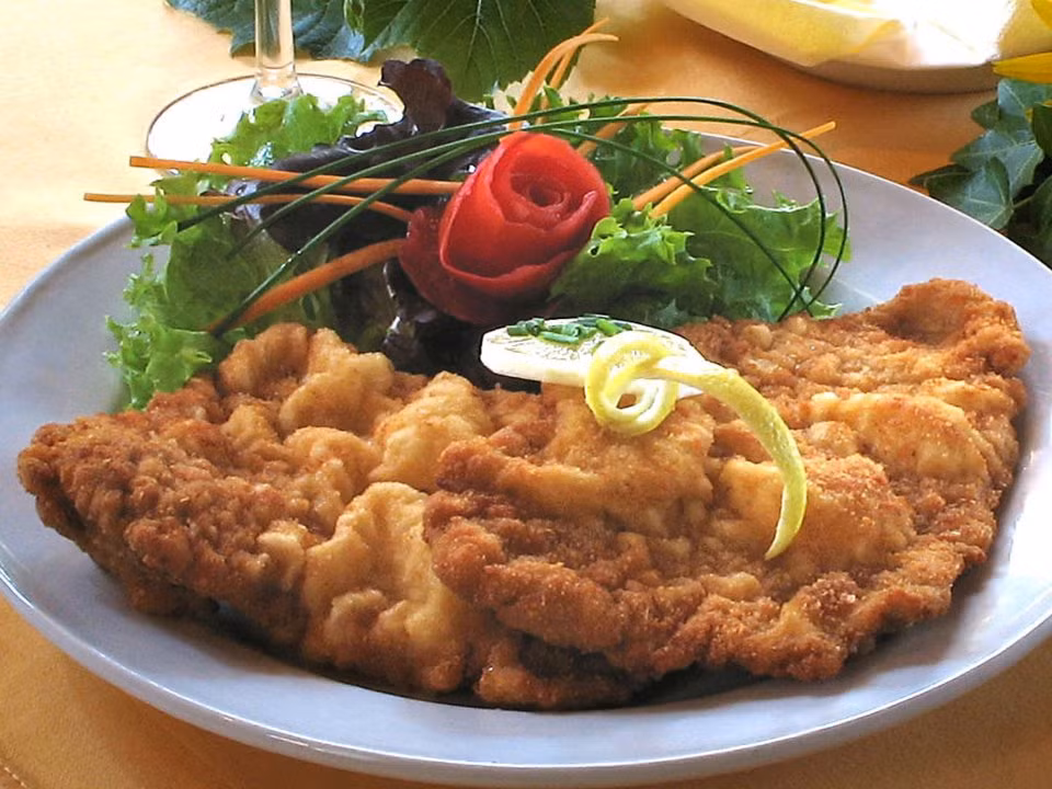 Wiener schnitzel, món ăn quốc gia của Áo, bao gồm thịt thỏ non, thịt lợn thái mỏng (thường là thịt bê) được chiên giòn.