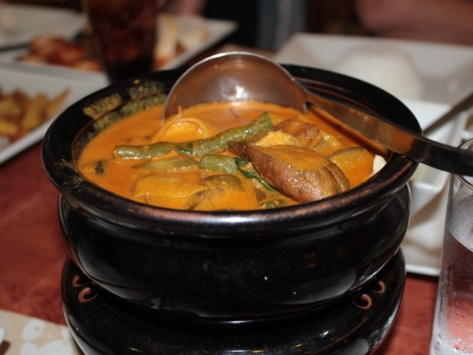 Kare Kare là món ăn rất phổ biến ở Philippines với rất nhiều công thức chế biến khác nhau. Món này thường hầm với rau củ, đuôi bò, dạ dày và thịt bò. Ảnh: Insider.