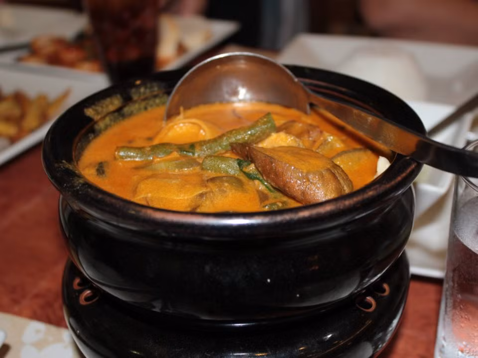 Kare Kare là món ăn rất phổ biến ở Philippines với rất nhiều công thức chế biến khác nhau. Món này thường hầm với rau củ, đuôi bò, dạ dày và thịt bò. Ảnh: Insider.