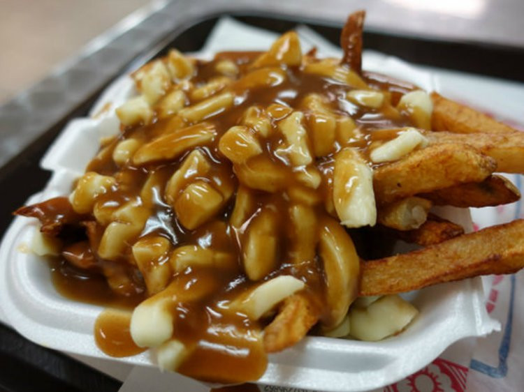 Poutine (đôi khi còn được gọi là salad của Canada) là món ăn quen thuộc của Canada. Poutine là món ăn làm từ khoai tây chiên theo kiểu Pháp kết hợp cùng sữa đông pho mát, nước sốt thịt bò và một vài loại gia vị khác.