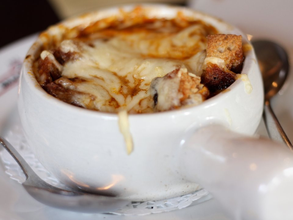 Súp hành tây của Pháp rất thơm ngon, béo ngậy rất lý tưởng cho ngày đông lạnh giá. Món này ngon nhất là thưởng thức cùng một lát bánh mì.