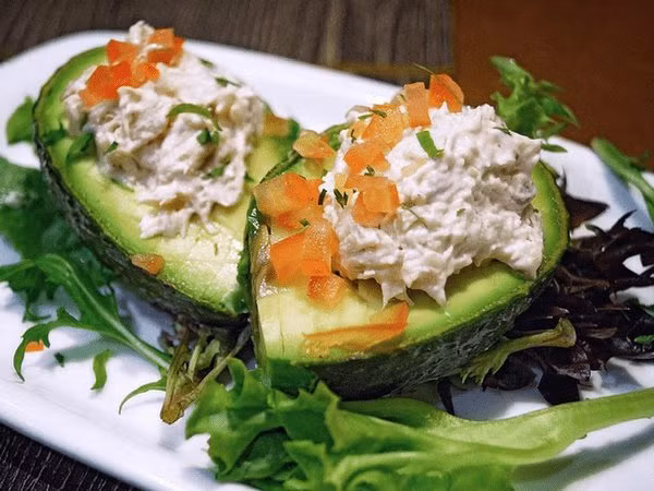 Bơ là một trong những trái cây chứa đầy chất béo không bão hòa đơn. Ăn quả bơ giúp tăng mức cholesterol tốt và giảm cholesterol xấu.