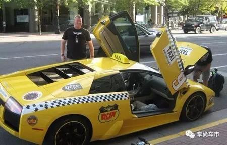 Nhiều người có thể sẽ lầm tưởng rằng đây chỉ là một hoạt động cosplay (hóa trang) cho xế xịn, nhưng những chiếc Rolls-Royce hay Lamborghini đều có giấy chứng nhận hành nghề taxi thật.