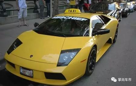 Dù diện mạo bị sơn sửa “kém sang” nhưng nội thất bên trong vẫn giữ nguyên độ tiện nghi và thoải mái.