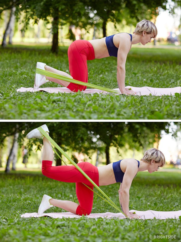 Giữ tư thế ở động tác trước với đầu gối quỳ xuống thảm, nâng chân giữ dây lên cao sao cho đùi song song với mặt thảm. Thực hiện động tác 20 lần mỗi bên.