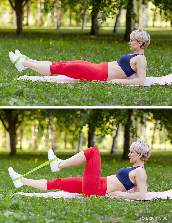 Đạp xe: Nằm ngửa và đặt khuỷu tay lên sàn, dây vòng ở bàn chân. Thực hiện động tác đạp xe trong 2-3 phút. 