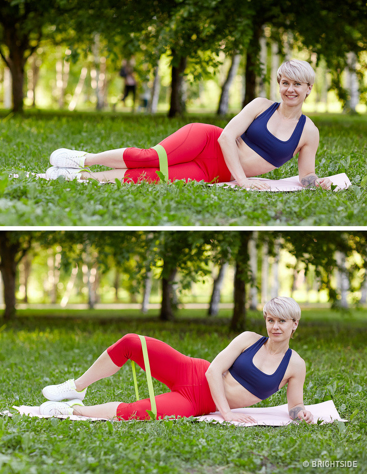 Bài tập cho đùi trong: Bắt đầu ở tư thế nằm nghiêng, khuỷu tay trái chống trên thảm, dây đàn hồi quàng qua đùi sát với đầu gối. Dùng sức tách chân phải ra khỏi chân trái. Thực hiện 10-15 lần cho mỗi bên.