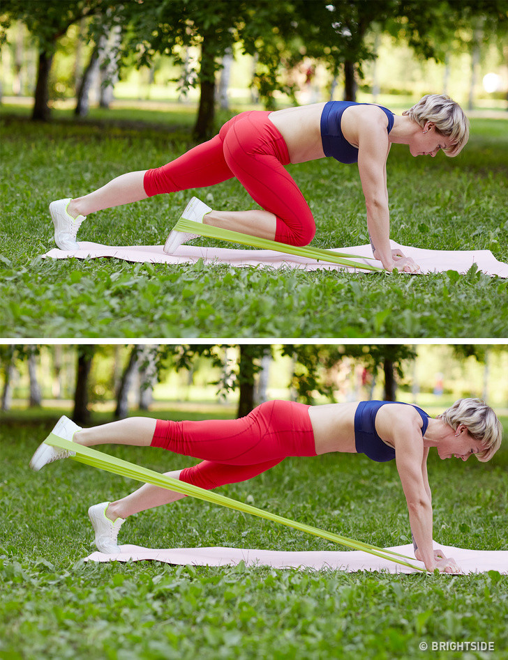 Đầu gối đến ngực: Bất đuầ ở tư thế chống đẩy với một chân co gối, hai tay nắm hai đầu dây, đầu còn lại đặt ở dưới lòng bàn chân. Đạp thẳng chân ra sau 20 lần mỗi bên.