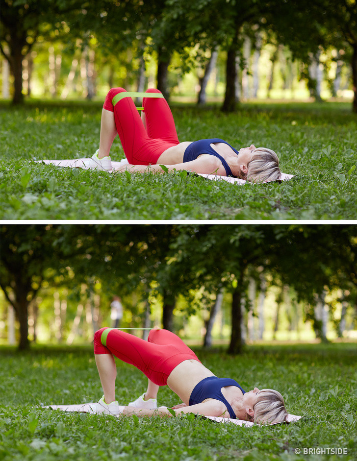 Nâng cơ thể: Nằm trên thảm tập, co đầu gối lại để 2 chân chống trên sàn, dây đàn hồi quàng qua đùi phía sát đầu gối. Siết bụng lại và nâng cơ thể, sau đó hạ xuống vị trí ban đầu. Thực hiện 20 lần.