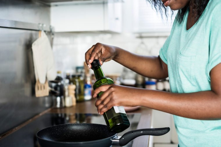 Ngộ độc thực phẩm: Rửa tay đóng vai trò quan trọng trong việc tránh bệnh khi bạn đang nấu ăn. Thực phẩm như thịt sống, rau có chất bẩn hoặc trứng có thể chứa các vi khuẩn có hại khiến bạn bị ngộ độc nếu không được xử lý đúng cách.