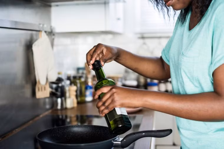 Ngộ độc thực phẩm: Rửa tay đóng vai trò quan trọng trong việc tránh bệnh khi bạn đang nấu ăn. Thực phẩm như thịt sống, rau có chất bẩn hoặc trứng có thể chứa các vi khuẩn có hại khiến bạn bị ngộ độc nếu không được xử lý đúng cách.