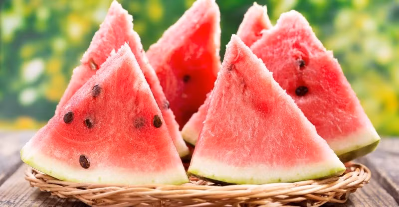 Dưa hấu không thể giảm vết cháy nắng nhanh chóng nhưng cũng khá hiệu quả. Lấy vài miếng dưa hấu nghiền mịn, bôi lên vết cháy nắng, xoa nhẹ nhàng và để nó trong 20-30 phút, sau đó bạn có thể rửa sạch.