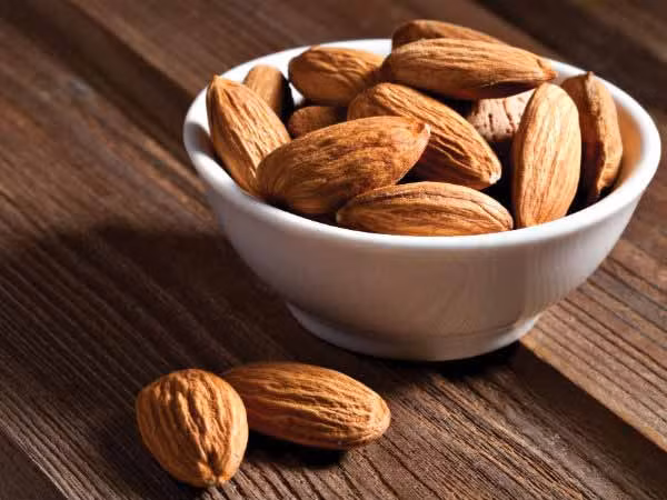 Hạnh nhân chứa nhiều mangan, vitamin E và các vitamin và khoáng chất khác.