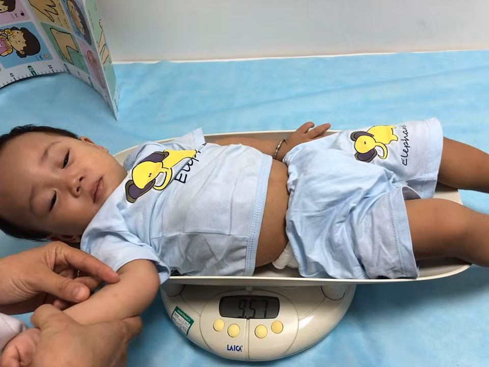Hình ảnh khám sức khỏe cho thấy bé Peter nặng 9,5 kg và khỏe mạnh.