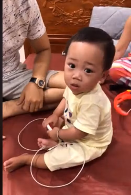 Hằng Túi cũng đã nhiều lần muốn tiếp cận cháu bé với ý muốn giúp đỡ nhưng bất thành. Sau đó, Hằng Túi đã quyết định làm đơn gửi lên Cục trẻ em để giải quyết vụ việc. Mẹ con Bella sau đó cũng đã được chuyển tới Trung tâm bảo trợ số 1, huyện Đông Anh, Hà Nội. Ảnh: Facebook.