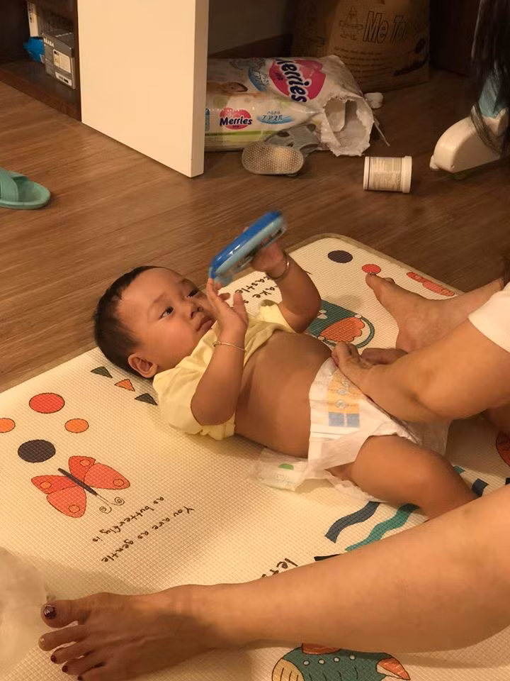 Con trai của Bella được gia đình Hằng Túi tận tình chăm sóc.