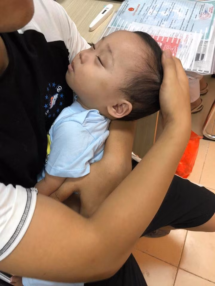 Hot mom 3 con cho biết: "Bé Peter được gia đình đưa đi khám bệnh, bé sốt 38 độ nghi bị sởi nhưng đi khám thì do sốt virus, phát ban...