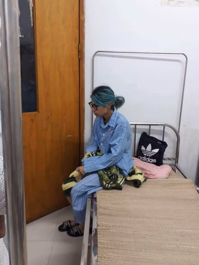 Còn Bella, mẹ của bé thì đang được gia đình kết hợp với địa phương làm các thủ tục để cho đi chữa trị bệnh tâm thần.