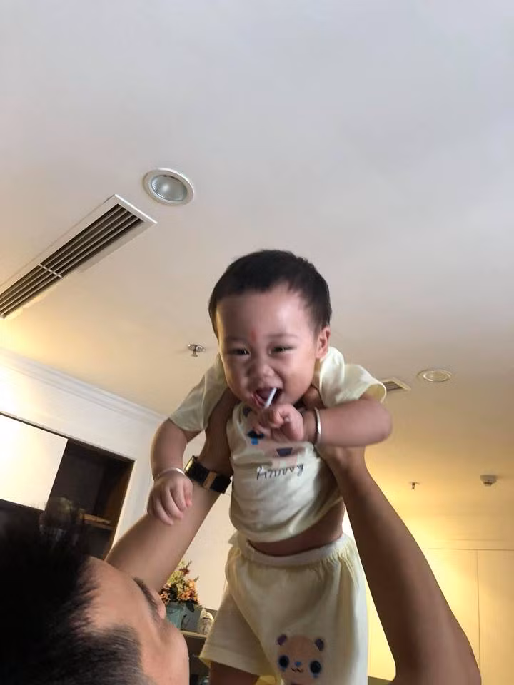 Bé tỏ ra thích thú khi được vui đùa cùng các thành viên trong gia đình của Hằng Túi.