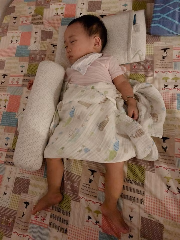 Trước đó, sau khi chứng kiến hình ảnh bé Peter bị mẹ Bella tha lôi đi khắp nơi giữa trời nắng, phả hơi thuốc vào mặt con hay để mặc đứa bé kêu khóc khi bụng đói, Hằng Túi đã đứng lên kêu gọi mọi người ủng hộ chữ ký với mong muốn cơ quan chức năng sớm vào cuộc.