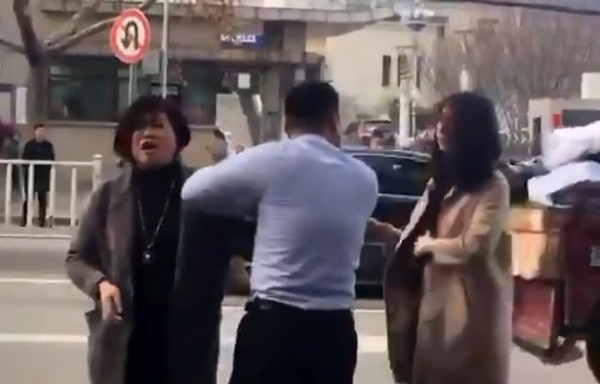 Cô vợ giẫn dữ khi bắt gặp chồng ngoại tình ngay trên phố.