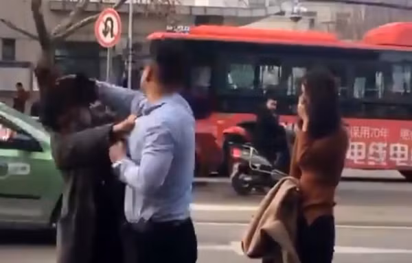 Người chồng tát vợ để bảo vệ tình nhân.