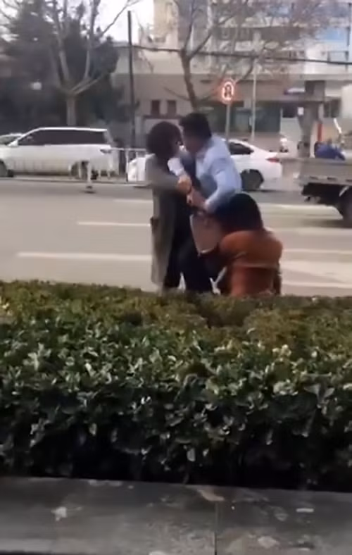 Cặp vợ chồng đánh nhau trước mặt tình nhân ngay trên lề đường.